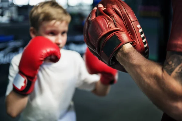 Pojke boxning övning — Stockfoto