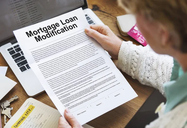 Woman holding white paper — Stock Photo, Image