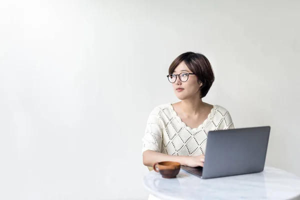 노트북을 사용 하 여 아시아 여자 — 스톡 사진