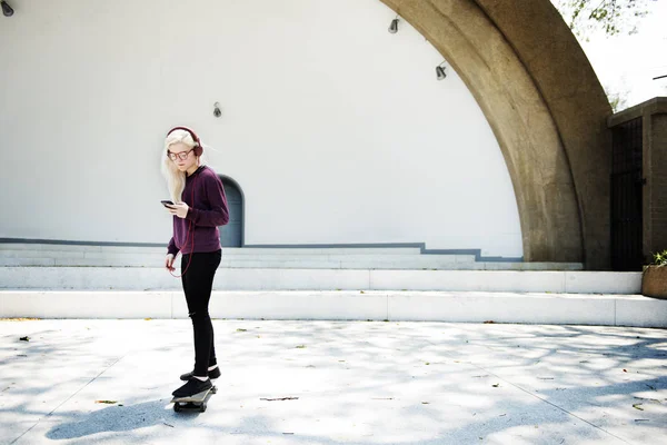 Красивая женщина на скейтборде — стоковое фото