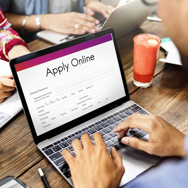 Mensen te typen op het toetsenbord van de laptop — Stockfoto