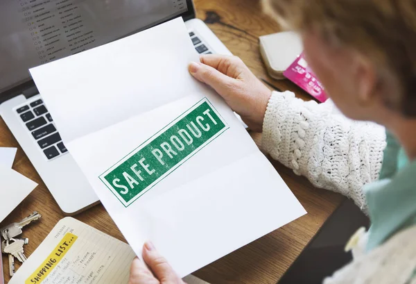 Woman holding white paper — Stock Photo, Image