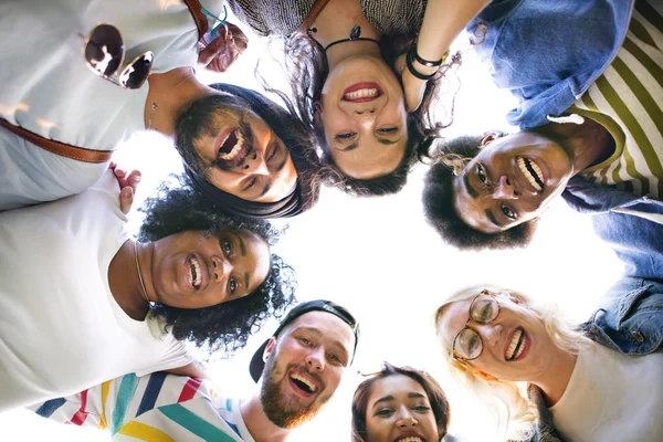 Equipo de estudiantes en abrazo círculo — Foto de Stock