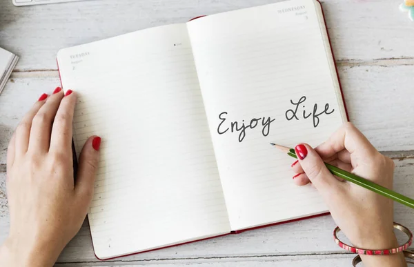 Vrouw die in dagboek schrijft — Stockfoto