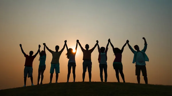 Jóvenes amigos al aire libre — Foto de Stock