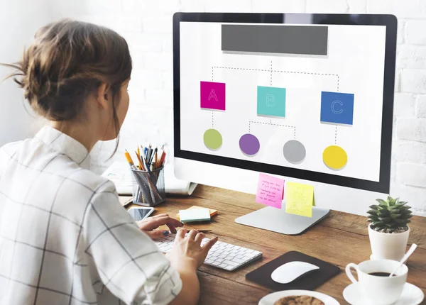 Mujer trabajando en estudio de diseño — Foto de Stock