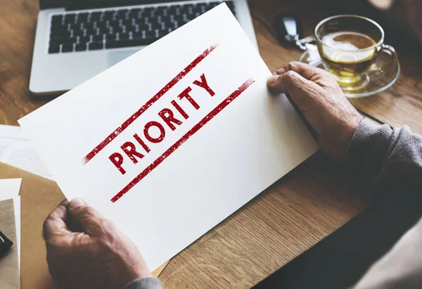 Person holding paper — Stock Photo, Image