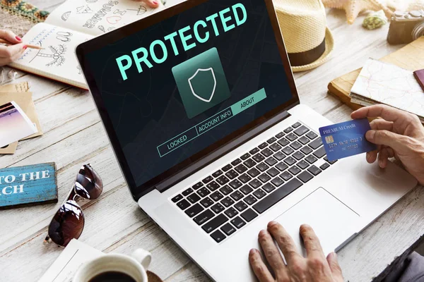  Dizüstü bilgisayarla çalışan kadın