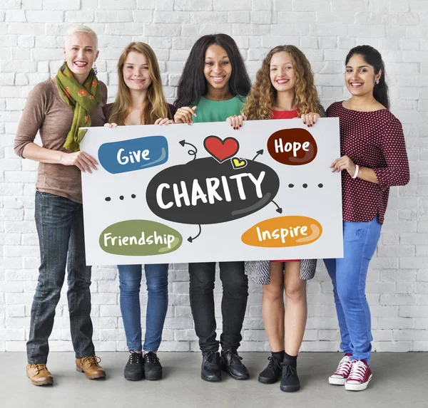 Frauen halten Plakat hoch — Stockfoto