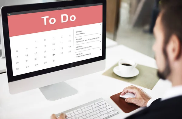 Geschäftsmann arbeitet mit Computer — Stockfoto