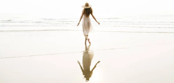 Beautiful woman in summer hat — Stock Photo, Image