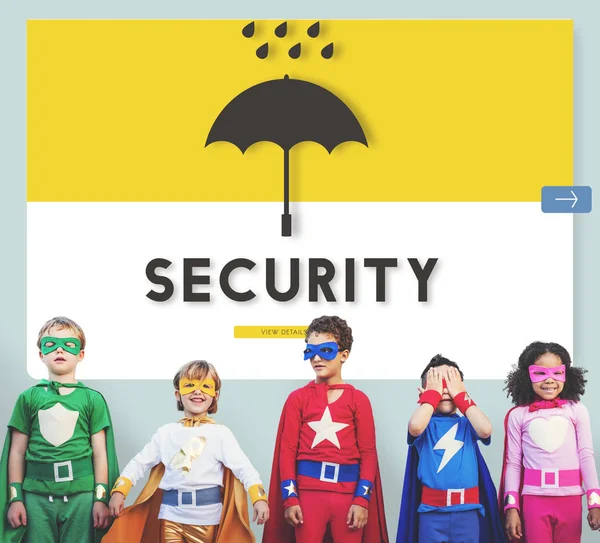 Süper kahraman çocuklar oynarken ve gülüyor