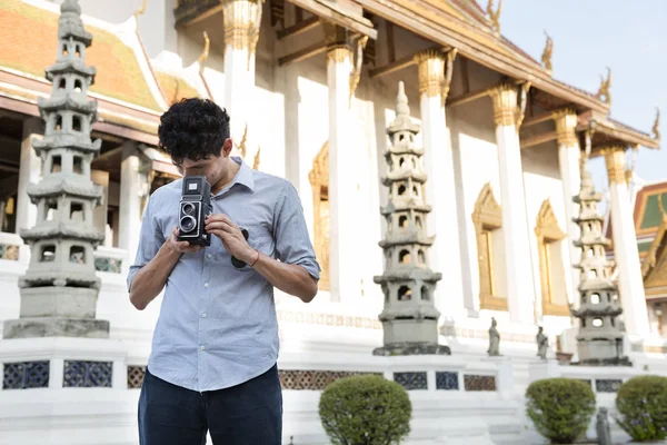 Muž hospodářství fotoaparát — Stock fotografie