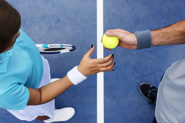 La gente juega en la pista de tenis — Foto de Stock