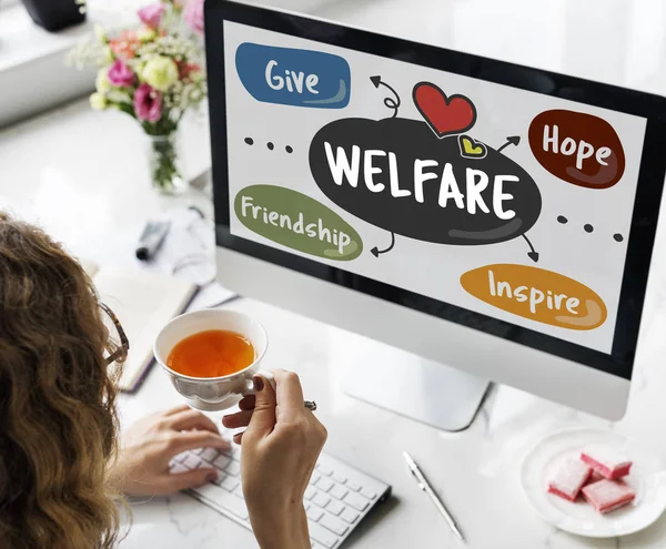 Frau arbeitet am Computer — Stockfoto