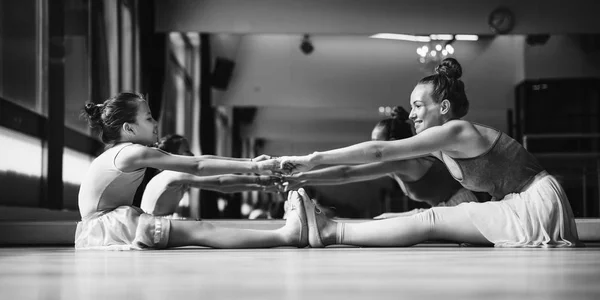 Ballerini che fanno esercizi di stretching — Foto Stock