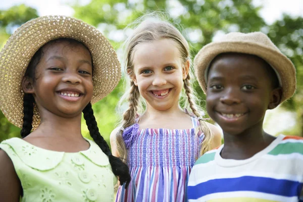 Niños multiétnicos al aire libre —  Fotos de Stock