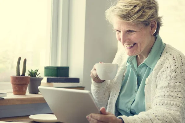 Tableta para adultos mayores — Foto de Stock