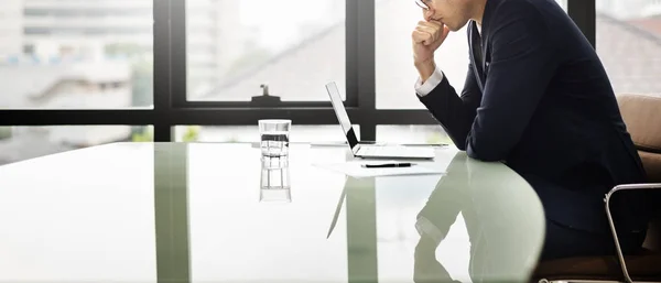 Hombre de negocios trabajando en la oficina — Foto de Stock