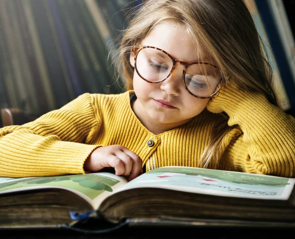 Schattig meisje leesboek — Stockfoto