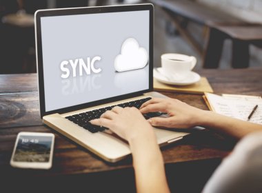 Kadın kafede dizüstü bilgisayar ile çalışma 