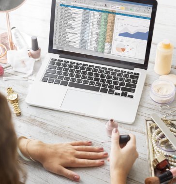 kadın manikür yapma