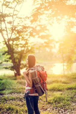 sırt çantası ile genç kız