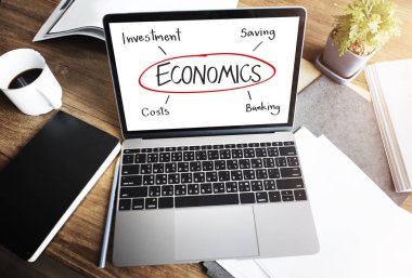 ekranda metin olan dizüstü bilgisayar