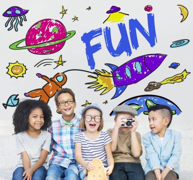 Casual giyinen çocukları iyi eğlenceler