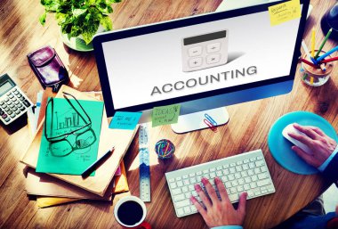 Bilgisayar kullanan adam