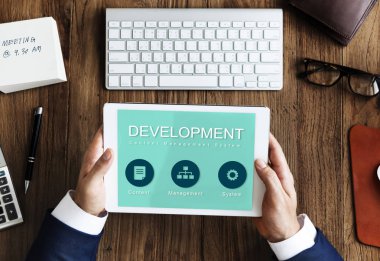 Dijital tablet elinde olan adam