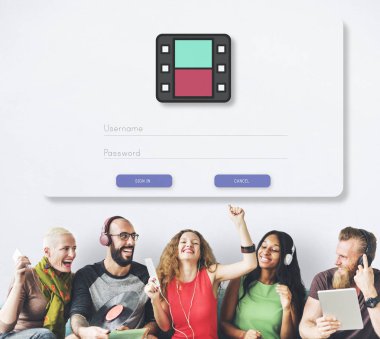 insanlar oturur koltukta cihazlar ile 