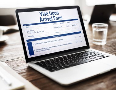 çalışma alanı tablo üstünde laptop