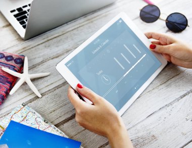 dijital tablet kullanan kadın