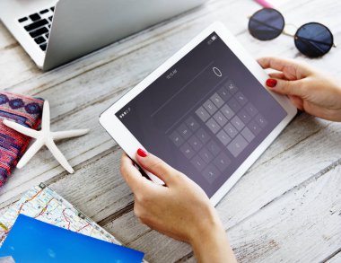 dijital tablet kullanan kadın
