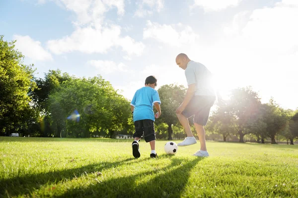 Far med son spela fotboll — Stockfoto