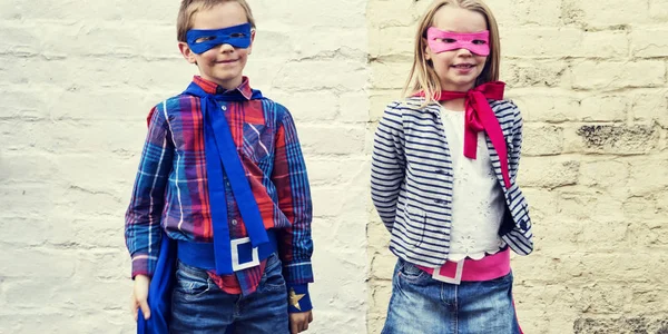 Superhjältar barnen ha roligt — Stockfoto