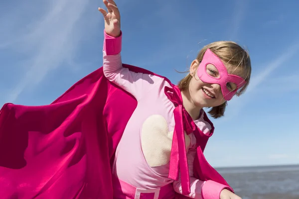 Pequena menina super-herói — Fotografia de Stock