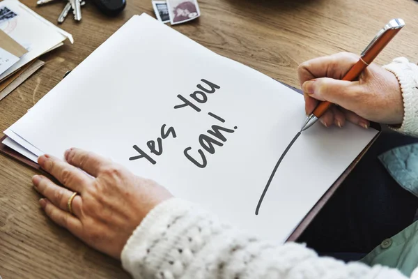 Persoon schrijven op wit papier — Stockfoto