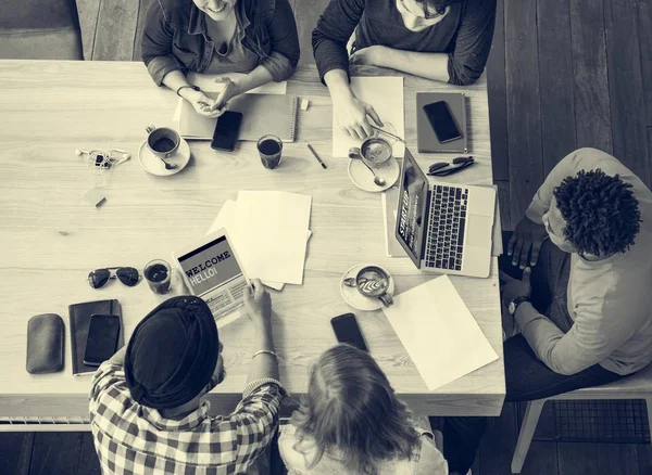 Estudiantes aprendiendo juntos —  Fotos de Stock