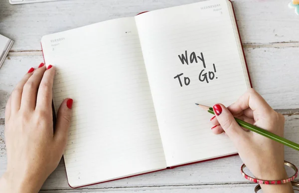 Vrouw die in dagboek schrijft — Stockfoto