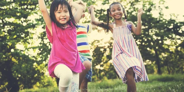 Niños jugando al aire libre —  Fotos de Stock