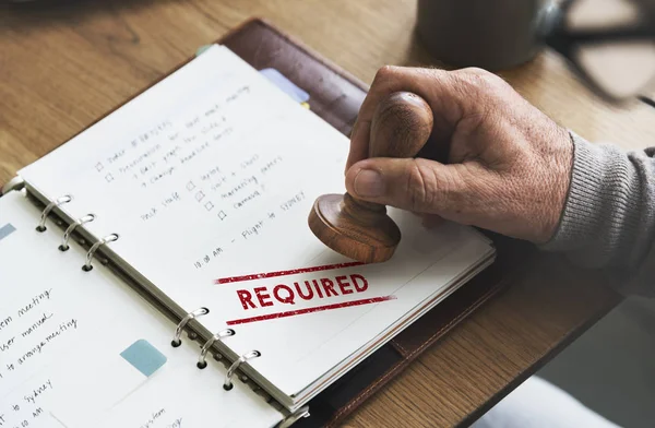 Man stempel zetten papieren notitieblok — Stockfoto