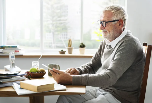 Senior Adult Holding Tablet — Stockfoto