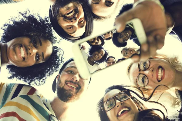 Allievi squadra su cerchio abbracciare — Foto Stock