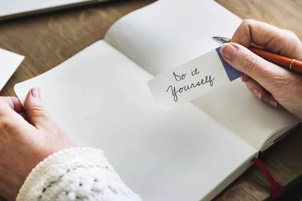 Persona anziana che tiene nota del promemoria — Foto Stock