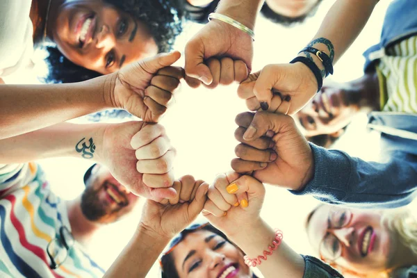 Equipo de estudiantes en círculo — Foto de Stock