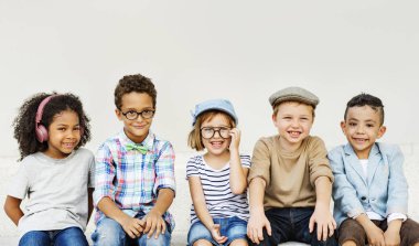 Casual giyinen çocukları iyi eğlenceler