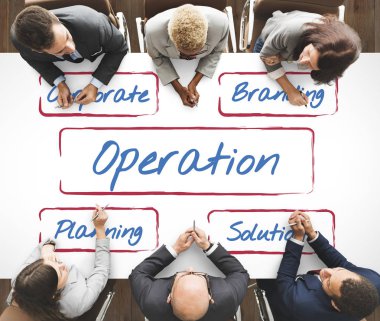 Toplantıda iş adamları tartışıyor