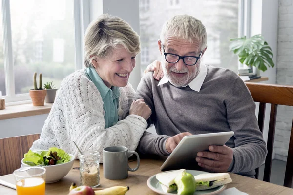 Senior vuxna håller Tablet — Stockfoto